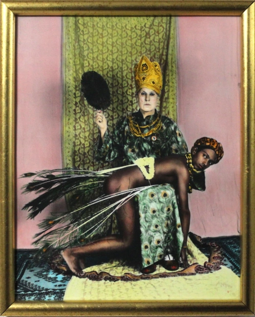 Luigi Ontani - Le paon corrigeant garçon devant photographer indien